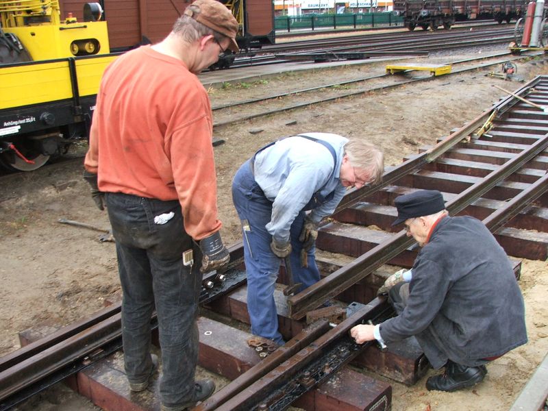 2009-09-30, Museumsbahn Weichenbau53.JPG